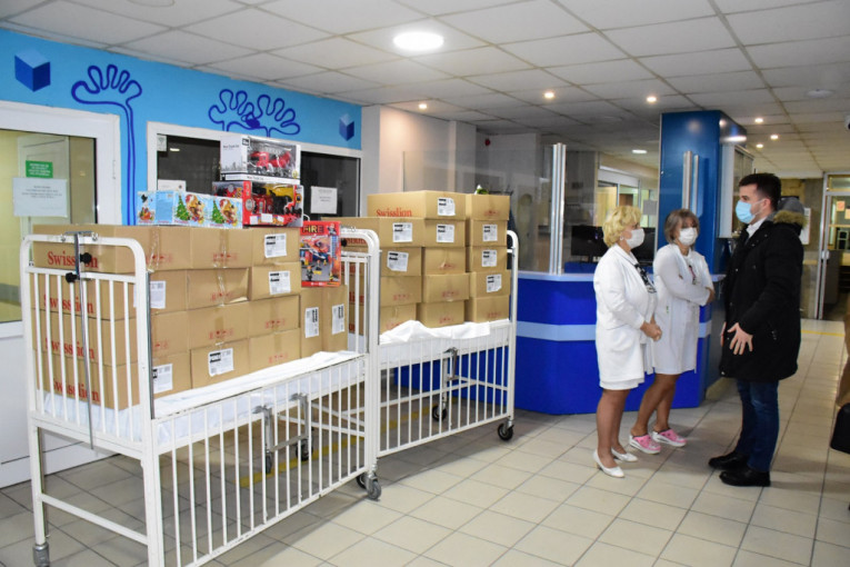 Opština Zemun obradovala mališane: Podeljeni paketići deci u Institutu za zdravstvenu zaštitu majke i deteta