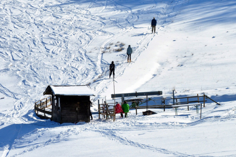 Drama na skijalištu kod Prijepolja: Sajla ski-lifta povukla devojčicu (FOTO)