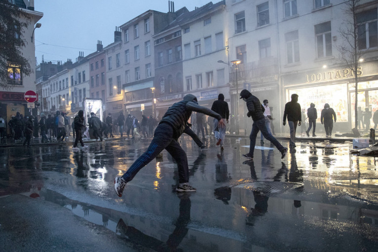 Haos u Briselu zbog smrti tinejdžera: Gorela policijska vozila, razbijani bankomati (FOTO, VIDEO)