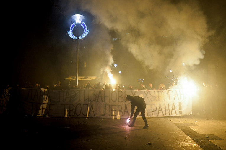 Pust centar Beograda za srpsku Novu godinu: Baklje pred Hramom, vatrometi širom grada (FOTO)