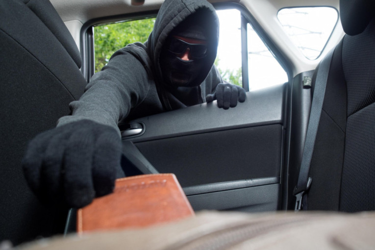 Novosađanin razbio staklo na automobilu, pa ukrao torbicu sa 22.000 evra