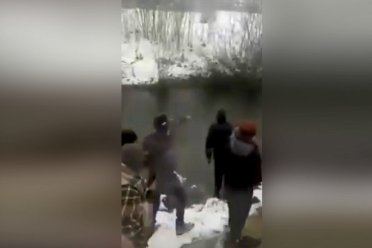Herojski čin u Velikoj Kladuši: Migranti uskočili u reku i spasili ženi život(VIDEO)