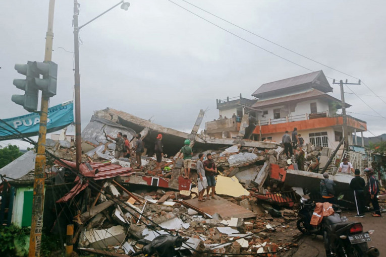 Potresne scene iz Indonezije: U zemljotresu desetine mrtvih, stotine povređenih (FOTO, VIDEO)