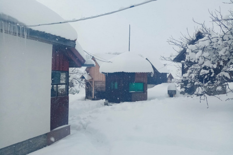 U pribojskom selu Krnjača i dalje 60 centimetara snega: Meštani strepe od novih padavina (FOTO)