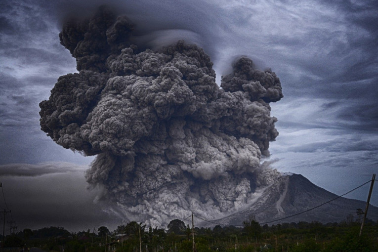 Proradio čuveni vulkan na Javi: Pepeo i dim lete kilometrima u atmosferu (VIDEO)