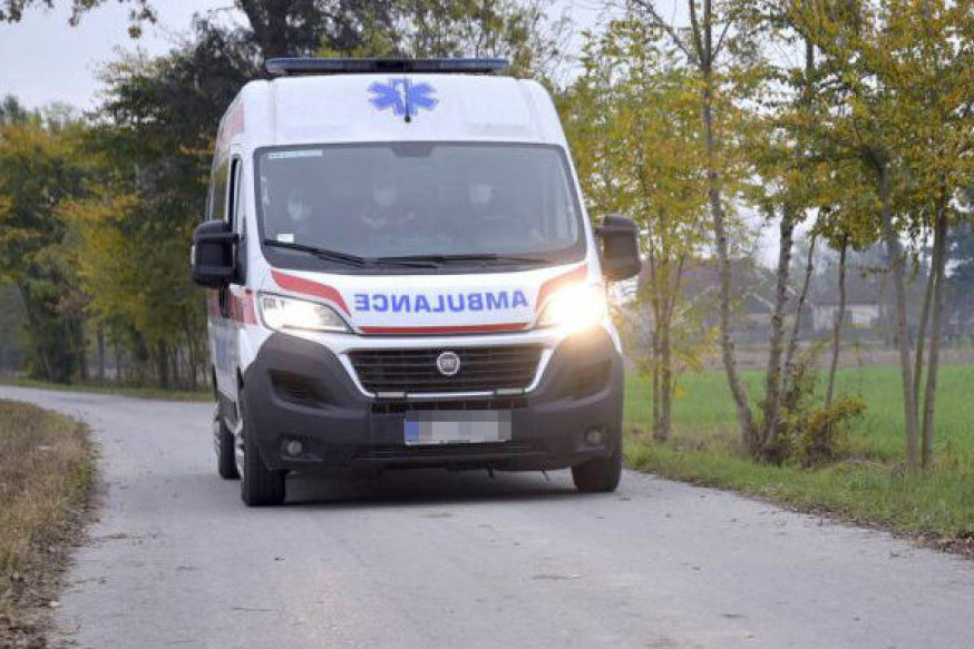 Povređen motociklista, leteo preko haube: Stravičan udes u Trsteniku!
