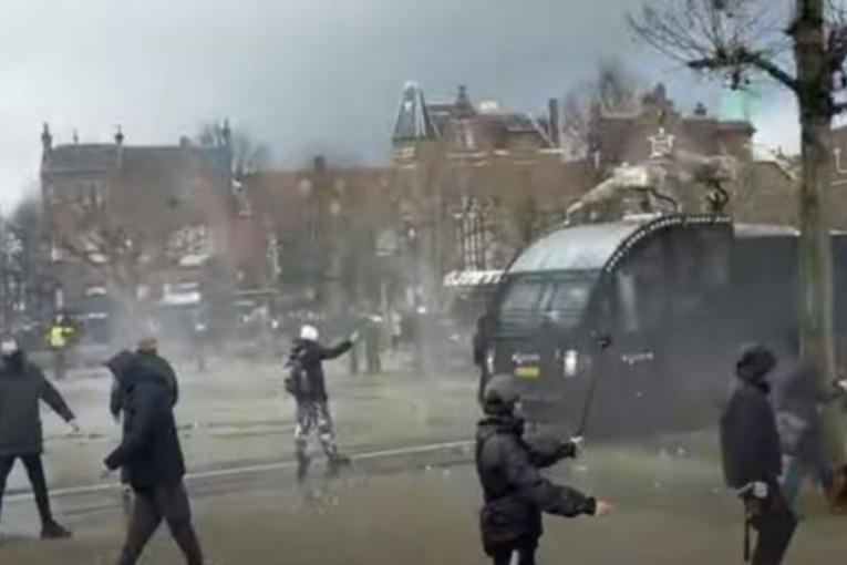 Haos u Amsterdamu zbog mera: Vodenim topovima na demonstrante (VIDEO)
