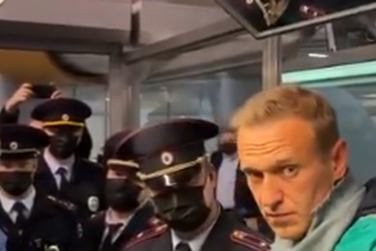 Navaljni uhapšen čim je sleteo u Moskvu! Bajden i evropski lideri traže da ga Rusija oslobodi  (VIDEO)