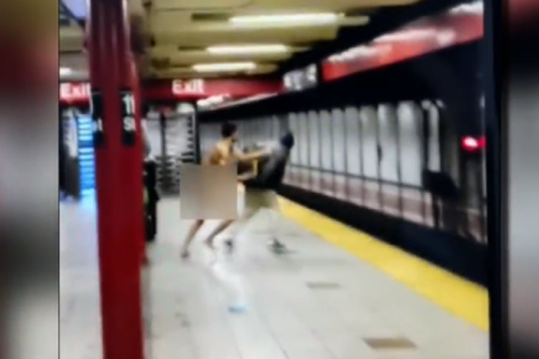 Bizarna scena na železničkoj stanici: Potpuno nag muškarac napao ljude, pa skočio na šine i poginuo (VIDEO)