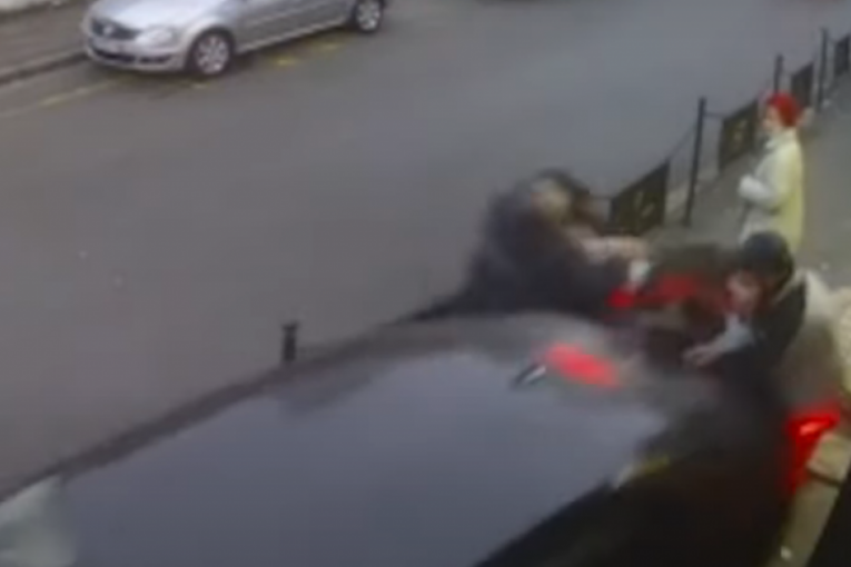 Pogledajte snimak nesreće na Miljakovcu: “Škoda” pokosila penzionere na trotoaru! (VIDEO)