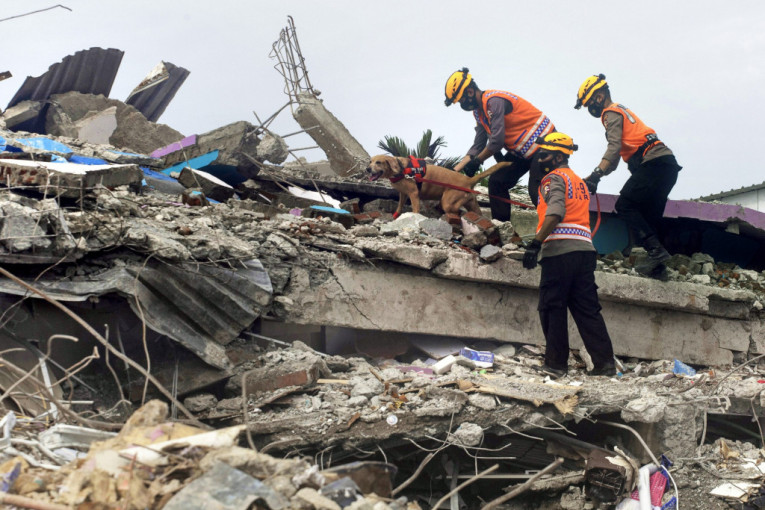 Raste broj žrtava razornog zemljotresa u Indoneziji: Spasioci na terenu, obilaze se ruševine (FOTO+VIDEO)