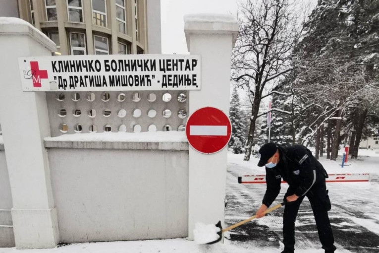 Na terenu sve patrole: Komunalna milicija čisti sneg ispred zdravstvenih ustanova (FOTO)