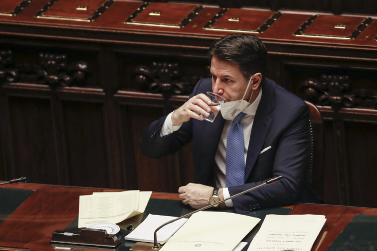 Konte ostaje premijer: Tesnom većinom izglasano poverenje italijanskoj vladi