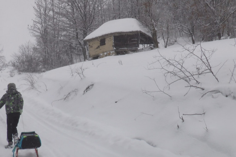 Za noć palo još 30 centimetara snega u Ivanjici: Putevi za sada prohodni, nema odsečenih sela