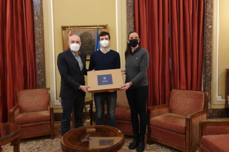 Radojičić nagradio najboljeg maturanta Matematičke gimnazije