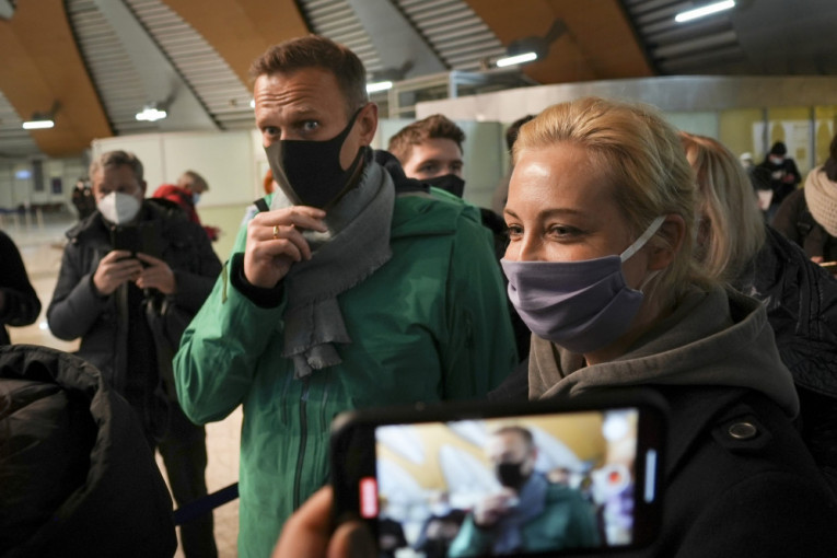 Advokatima ne daju da vide Navaljnog: Čim je kročio u Moskvu stavili mu lisice, pogledajte snimak hapšenja  (VIDEO)