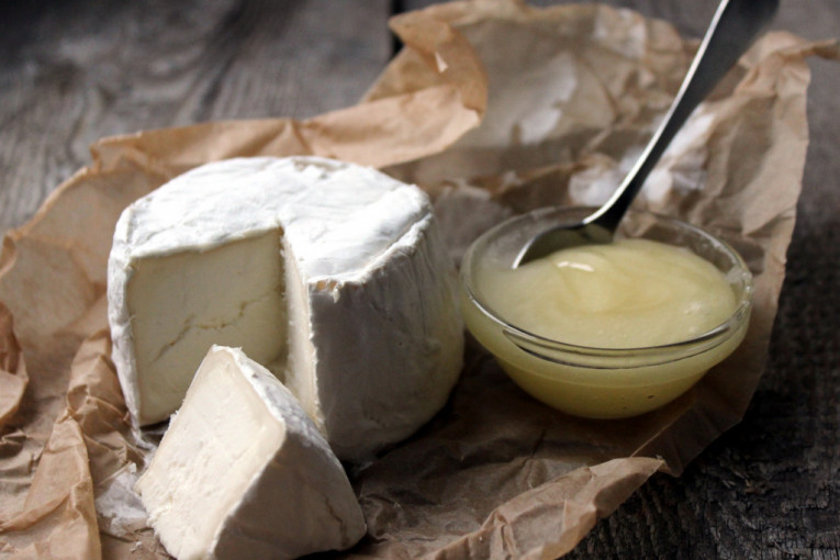 Kako da namirnice što duže budu sveže: Đumbir ide u zamrzivač, a sir se trlja maslacem