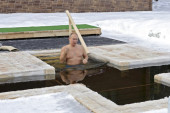 Putin zaronio u ledenu vodu: Prekrstio se i potopio tri puta, tradicionalno obeležio Bogojavljenje (FOTO+VIDEO)
