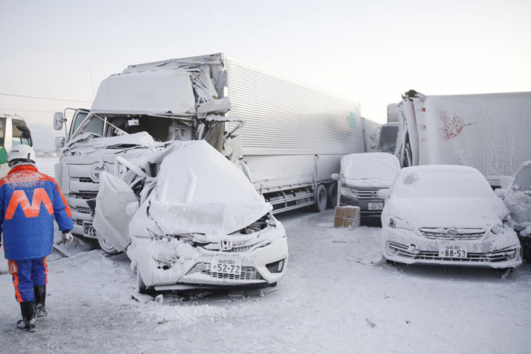 Snežna oluja napravila haos u Japanu: 134 automobila se sudarila, jedna osoba poginula, 200 zarobljeno (FOTO+VIDEO)