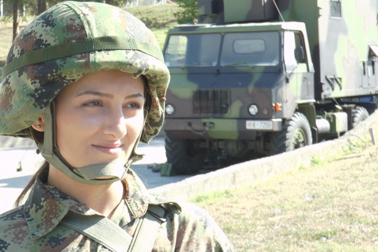 Omladina koja nije čekala da se vrati obavezno služenje vojnog roka: Marija iz Kraljeva ima samo 21 godinu i već je profesionalni vojnik (FOTO)