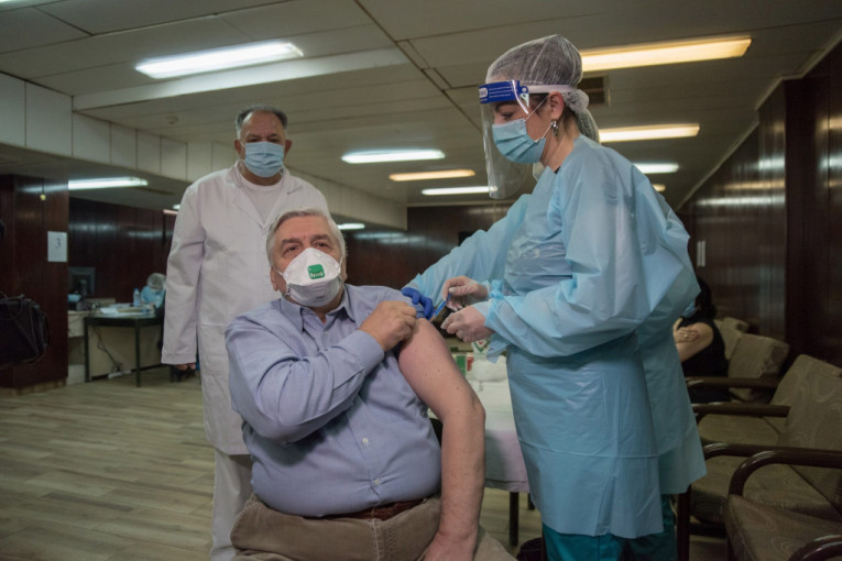 Dr Tiodorović primio kinesku vakcinu: Objasnio šta se dešava ako se zarazite između dve doze (FOTO)