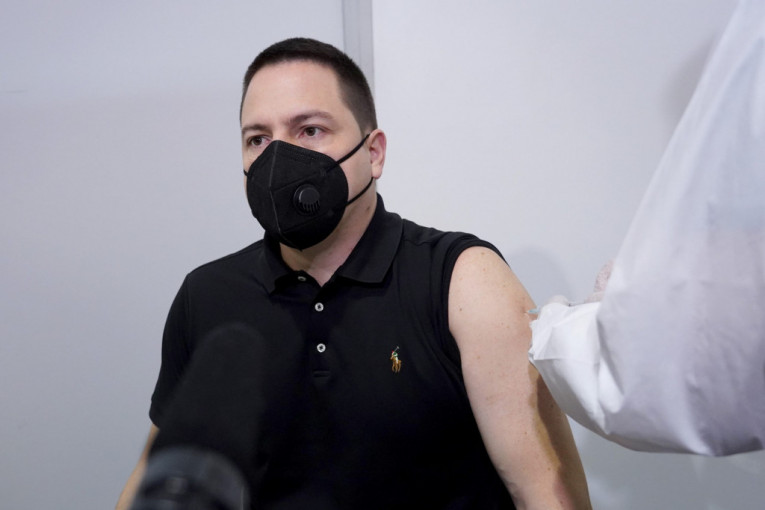 Počela imunizacija prosvetara: Ministar Ružić se vakcinisao protiv koronavirusa