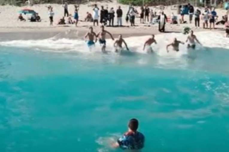 Plivalo se za časni krst i na Floridi (VIDEO)