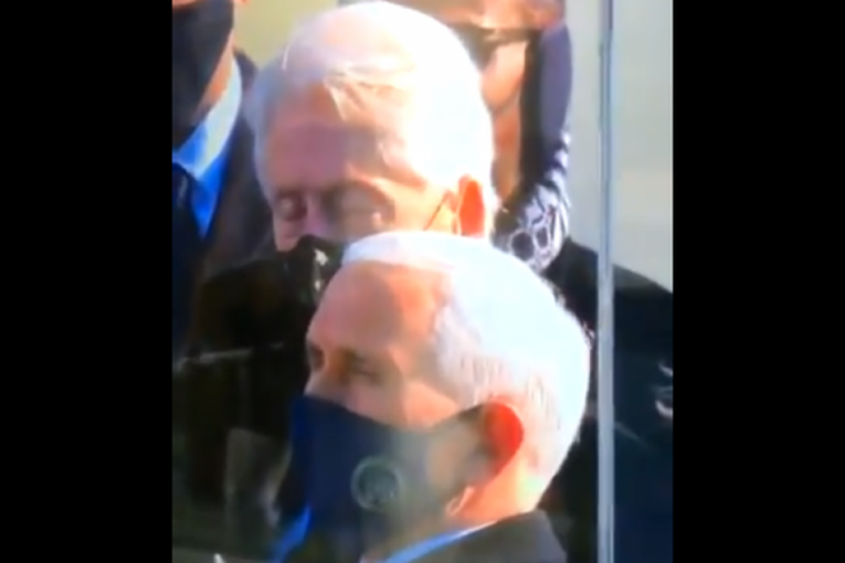 Klinton zaspao tokom inauguracije Bajdena? Glava pada, oči zatvorene... (VIDEO)
