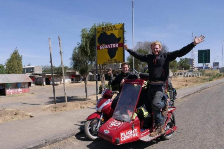 "Hondinim" motorom ušli u Ginisa: Dva Britanca obišla svet skuterom sa bočnom prikolicom