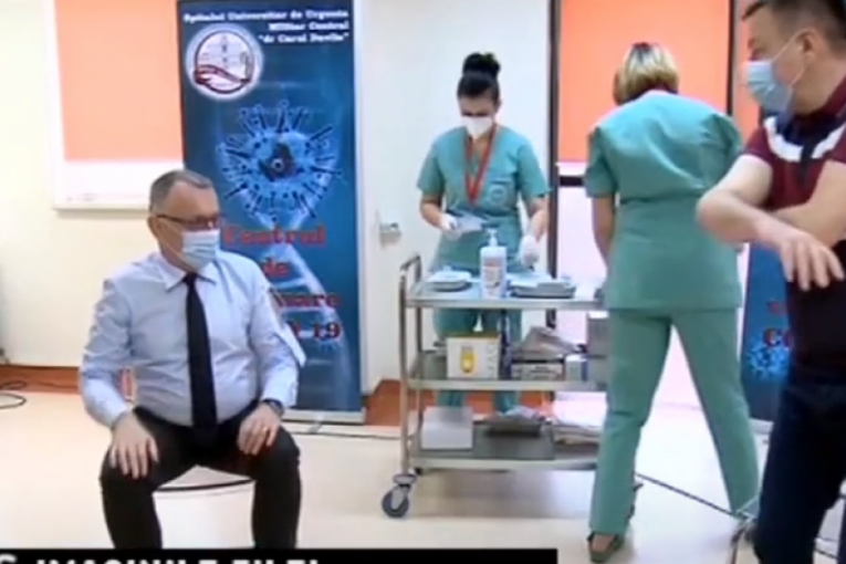 Gori internet! Rumunski ministar nije hteo da se skine pred kamerama: Došao na vakcinaciju u posebnoj košulji (FOTO+VIDEO)