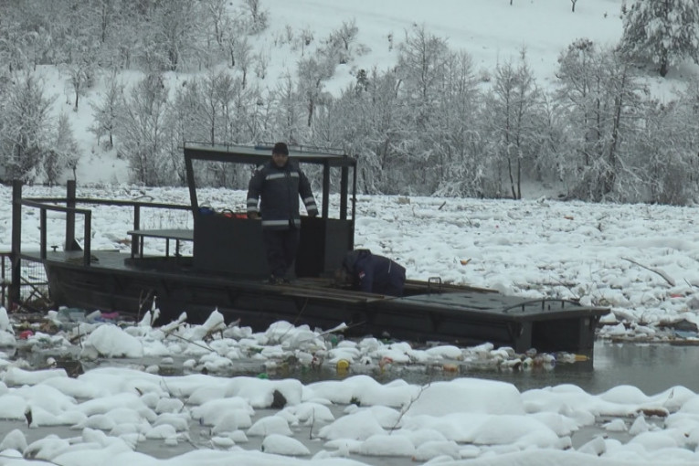Do sada iz Potpećkog jezera izvučeno oko 2.000 kubika otpada: Mraz usporio radove na čišćenju