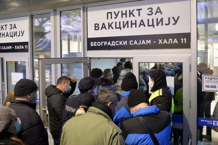 Ljudi strpljivo čekaju u redu za vakcinaciju na Beogradskom sajmu: Ovako izgleda procedura