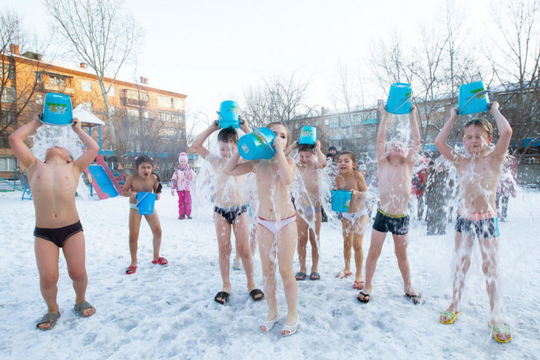 Obrazovni program u Krasnojarsku: Ledeno tuširanje dece u vrtiću svakog jutra na debelom minusu