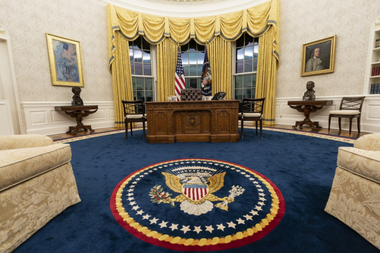 "Za šta je ovo, pobogu?!": Bajden uklonio Trampovo omiljeno dugme iz Ovalne sobe (FOTO)