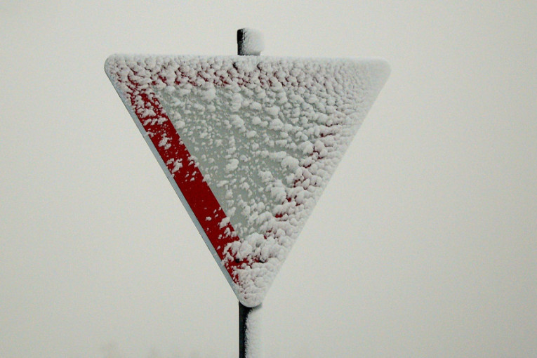 Ogranična brzina na auto-putu Miloš Veliki, a snega ima na više deonica!