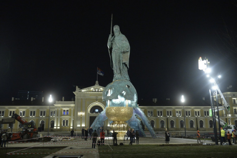 Savski trg lepši nego ikada: Uključeno probno osvetljenje spomenika Stefanu Nemanji (FOTO)