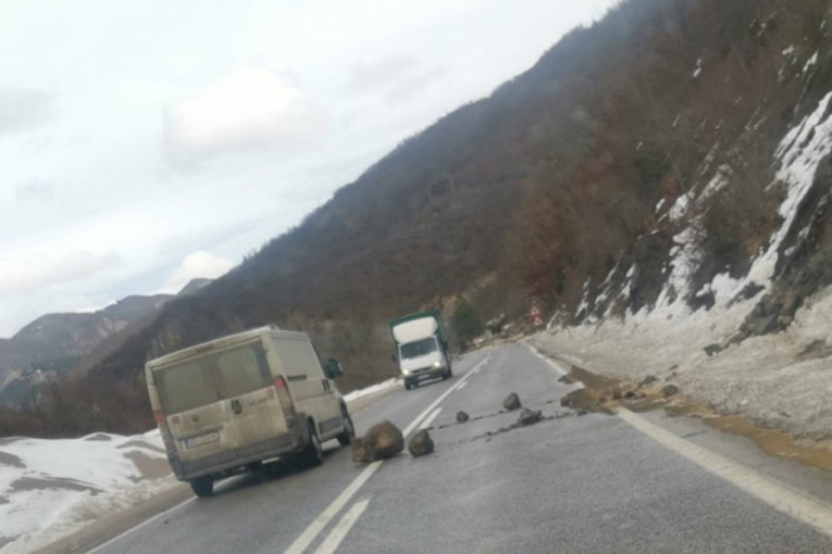 Odron za odronom na putu od Nove Varoši ka Prijepolju: Kamenje se obrušava svaki dan i pada na kolovoz