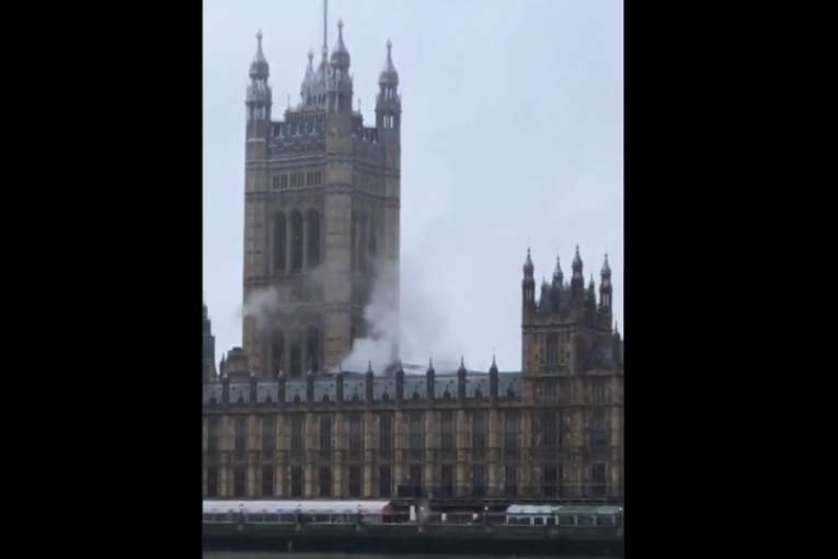 Kuljao dim iz britanskog parlamenta u Londonu (VIDEO)