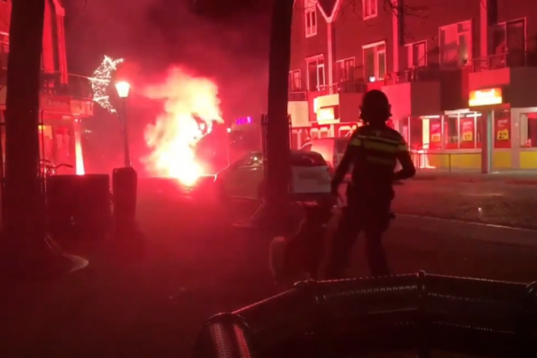 Masovni protesti protiv karantina u Holandiji: "Radili " vodeni topovi, zapaljena laboratorija za testove (VIDEO)