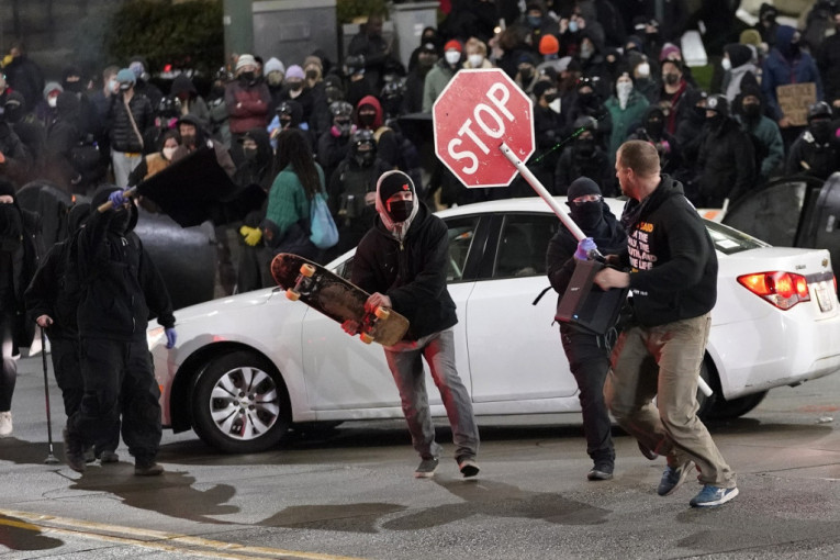 Novi neredi u SAD: Antifa traži oslobađanje njihovih članova i ukidanje policije (FOTO+VIDEO)