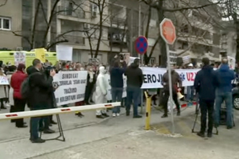 Napadnuti medicinari na protestu u Mostaru (VIDEO)