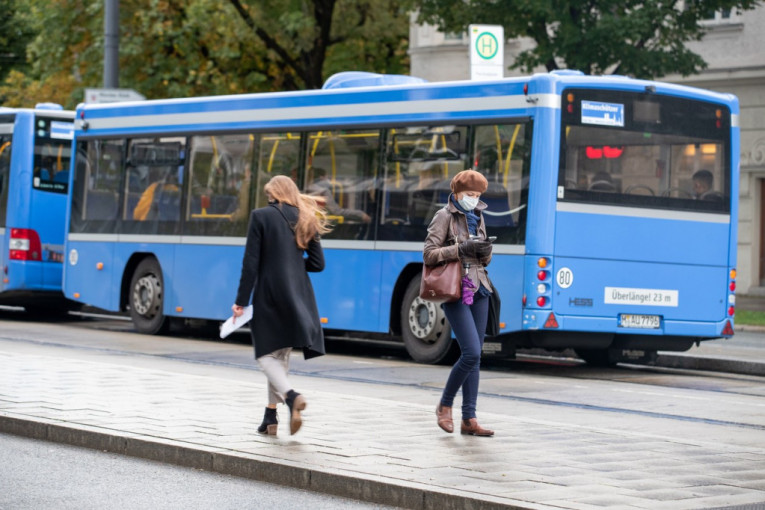 Pretukla Nemca koji joj je tražio da nosi masku: Pijana Srpkinja (22) divljala u autobusu u Minhenu