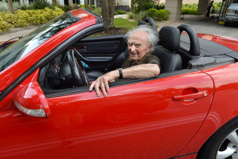 Sa 108 godina on i dalje daje gas: Crveni kabriolet i mlađa verenica njegova su tajna dugovečnosti (VIDEO)