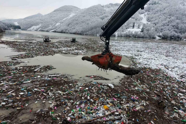Voda donela oko 2.000 kubika novog smeća do Potpećkog jezera, ministarka Vujović na terenu: Očekujemo konkretno rešenje