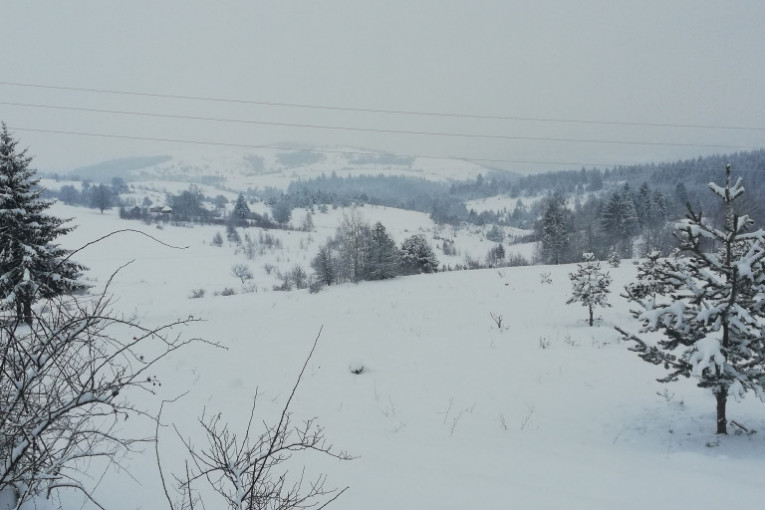 Snežna blokada u okolini Prijepolja: Napadao novi sneg, jak vetar pravi namete veće od jednog metra (FOTO)