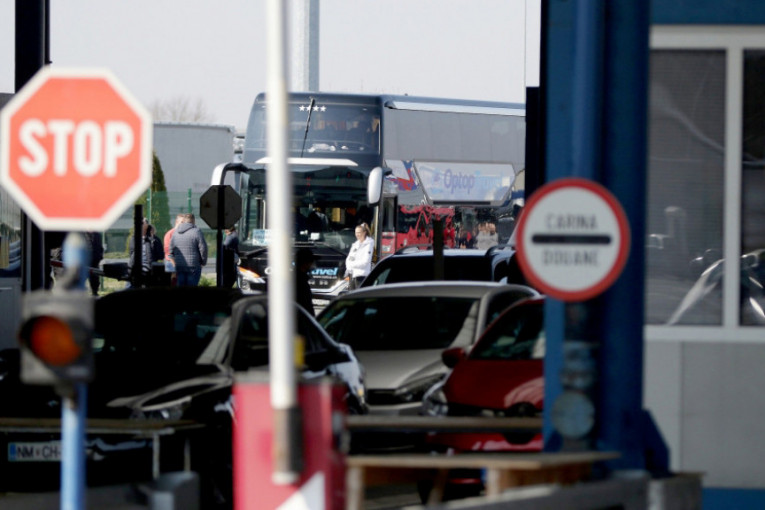 Vozači autobusa oko vrata nosili 130.000 evra! Carinici odmah reagovali (FOTO)