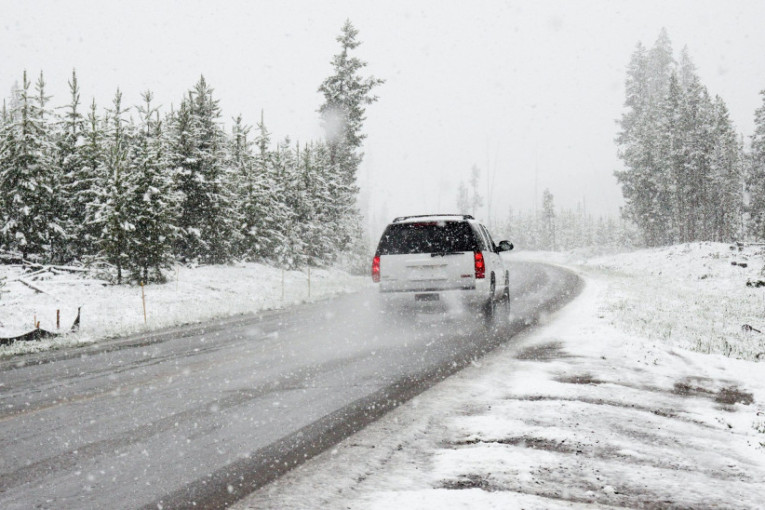 Oprezno za volanom: U nekim delovima Srbije zimski uslovi za vožnju