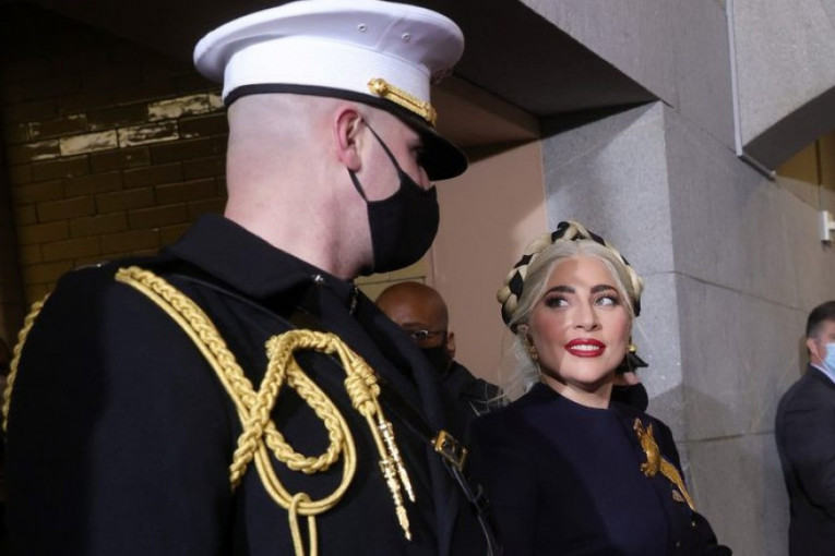 Poljubac pod maskama: Lejdi Gaga objavila emotivnu fotografiju sa inauguracije (FOTO)