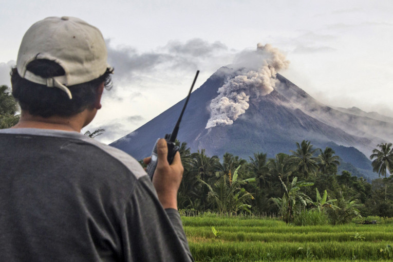 Oživeo vulkan Merapi, reka lave duga 1.500 metara! Proglašen najviši nivo uzbune (VIDEO)