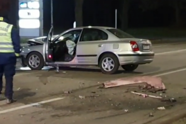 Haos u Novom Sadu: Mrtav pijan u punoj brzini naleteo na taksi vozilo! (VIDEO)